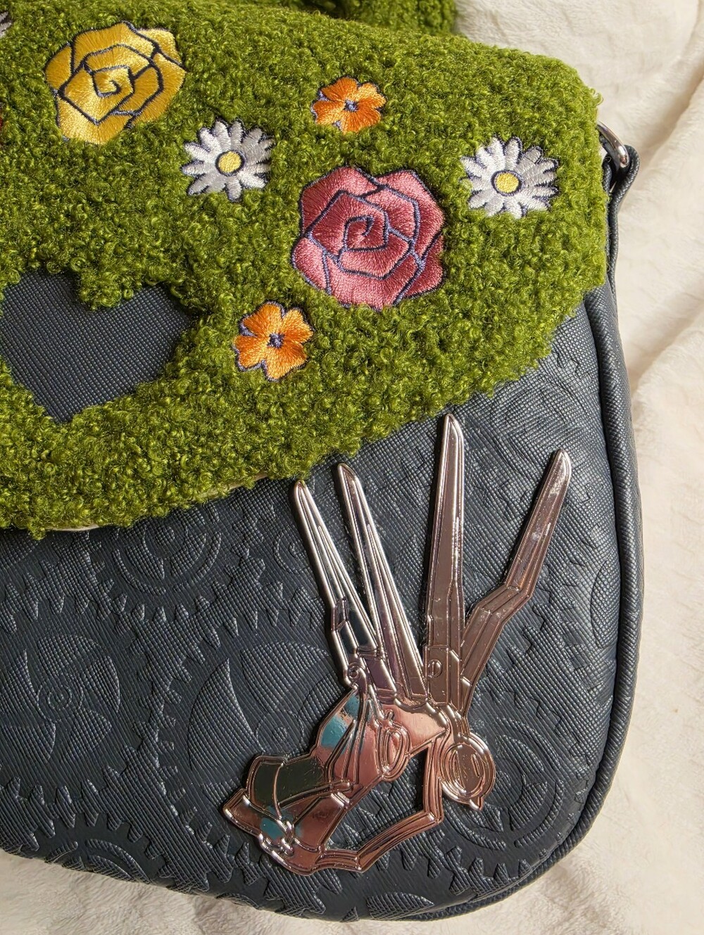 EDWARD SCISSORHANDS CROSSBODY SHERPA Loungefly NWT - Picture 3 of 12